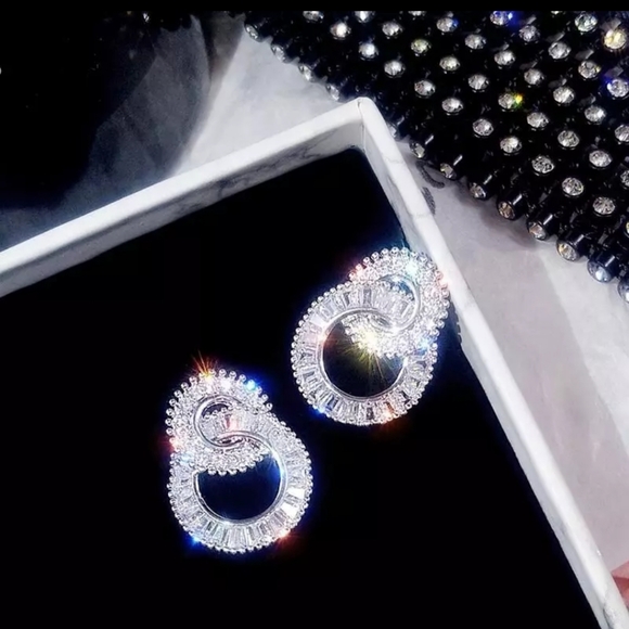 HOST PICK 😍 Stunning Crystal Stud Earrings - Picture 3 of 5